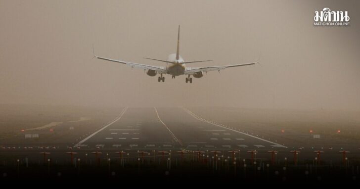 A plane lands at Gran Canaria Airport in Ingenio, during a sandstorm locally known as