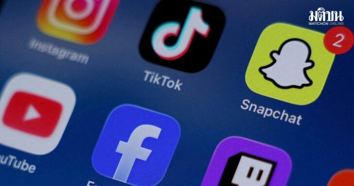 FILE PHOTO: Social media apps are displayed on a mobile phone