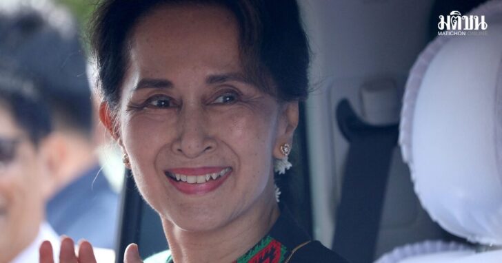 FILE PHOTO: FILE PHOTO: Myanmar's State Counsellor Aung San Suu Kyi arrives at a school in Kawhmu