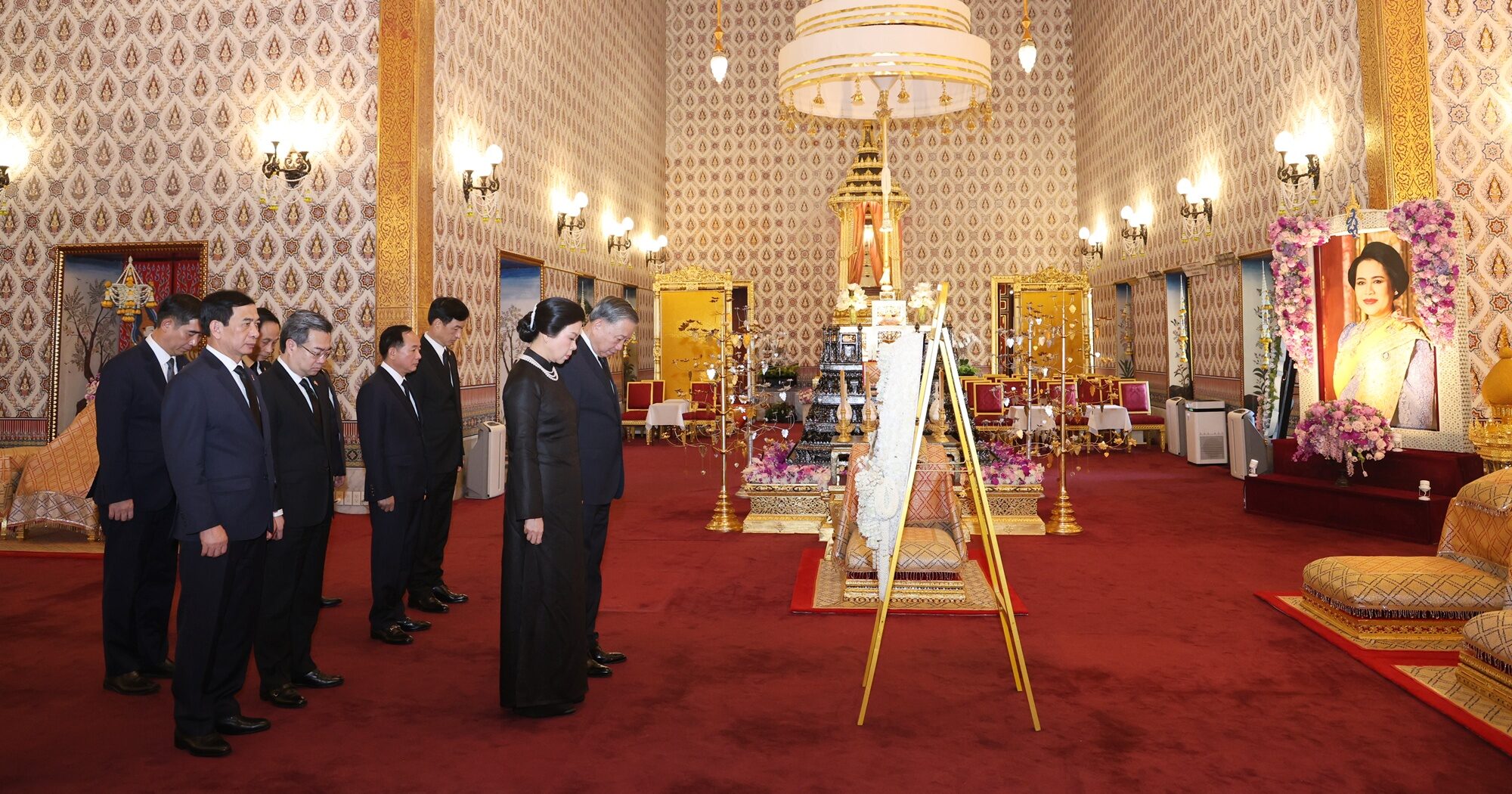 ปธน.เวียดนาม และภริยา วางพวงมาลาถวายสักการะพระบรมศพ ‘พระพันปีหลวง’