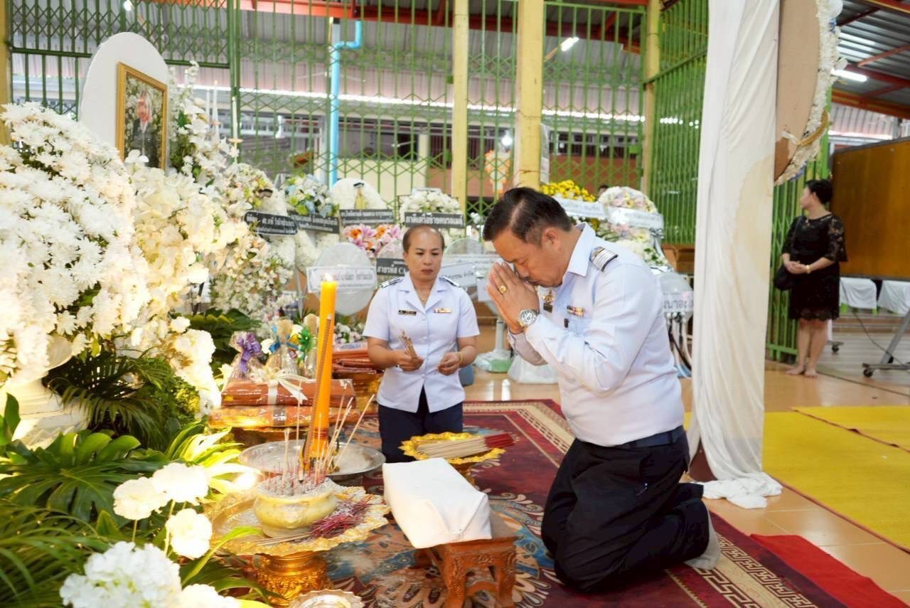 ร่วมไว้อาลัยเหยื่อรถไฟชนรถเมล์