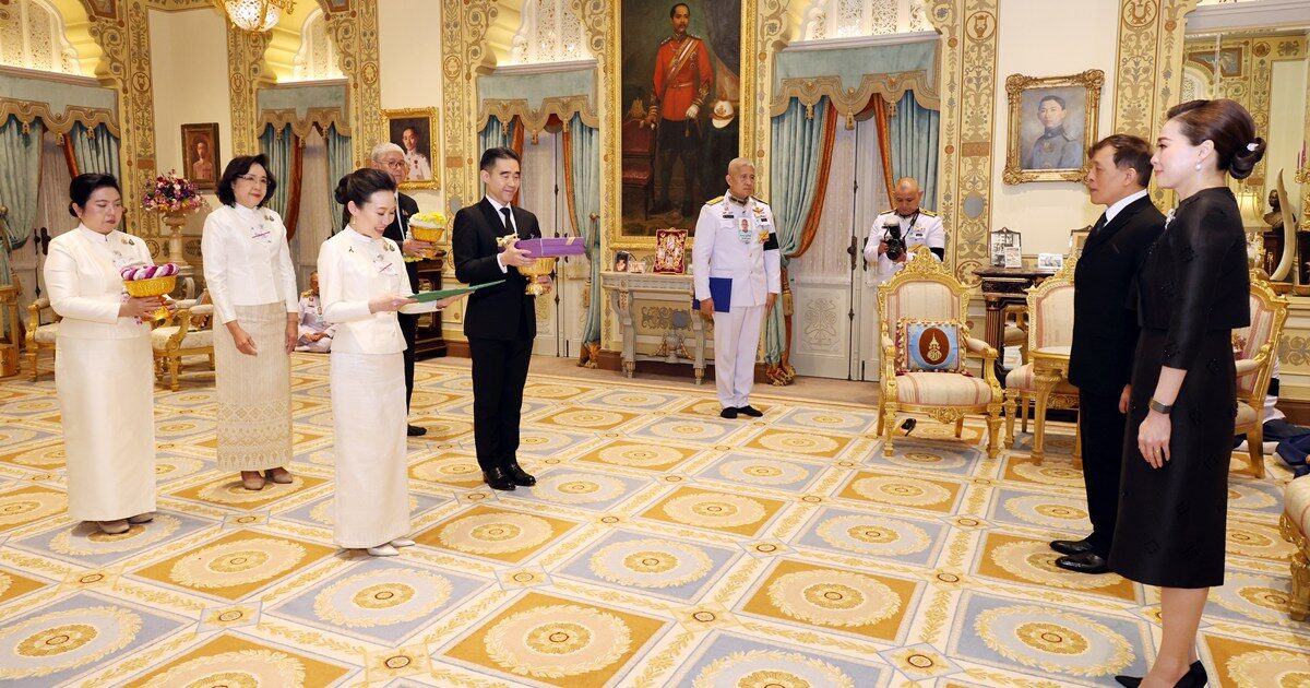 ในหลวง-พระราชินี พระราชทานพระบรมราชวโรกาสให้ มูลนิธิสิริวัฒนภักดี เฝ้าฯ น้อมเกล้าฯ ถวายรถพยาบาล