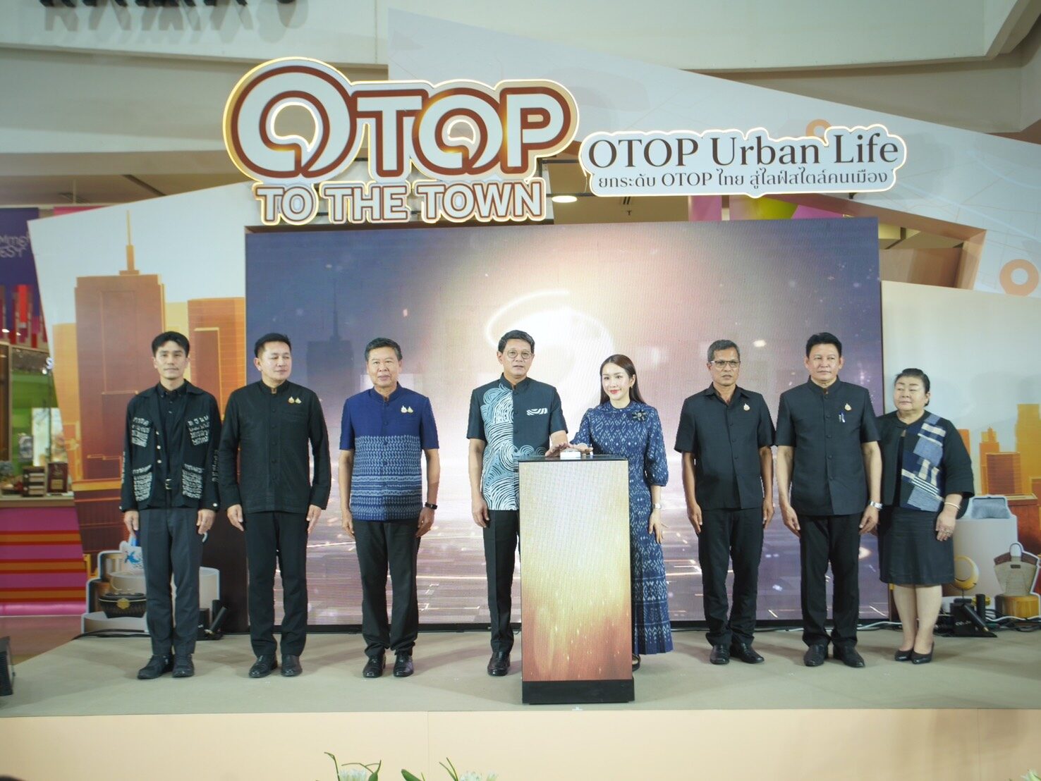 พช. ขยายตลาดชุมชนสู่คนเมือง “OTOP TO THE TOWN” 5 ห้างใหญ่ใจกลางกรุง