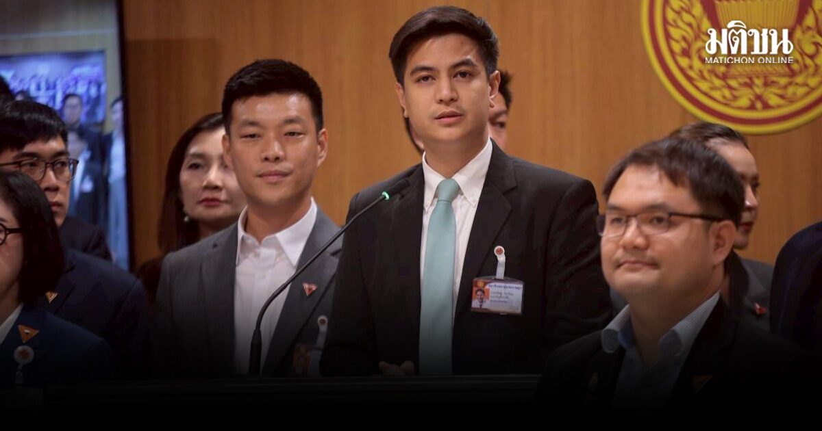 ปชน. ยื่น 2 ร่างแก้รธน. ชงวิธีคัดส.ส.ร.ต่างกัน พร้อมเซ็นชื่อหนุนร่างเพื่อไทย