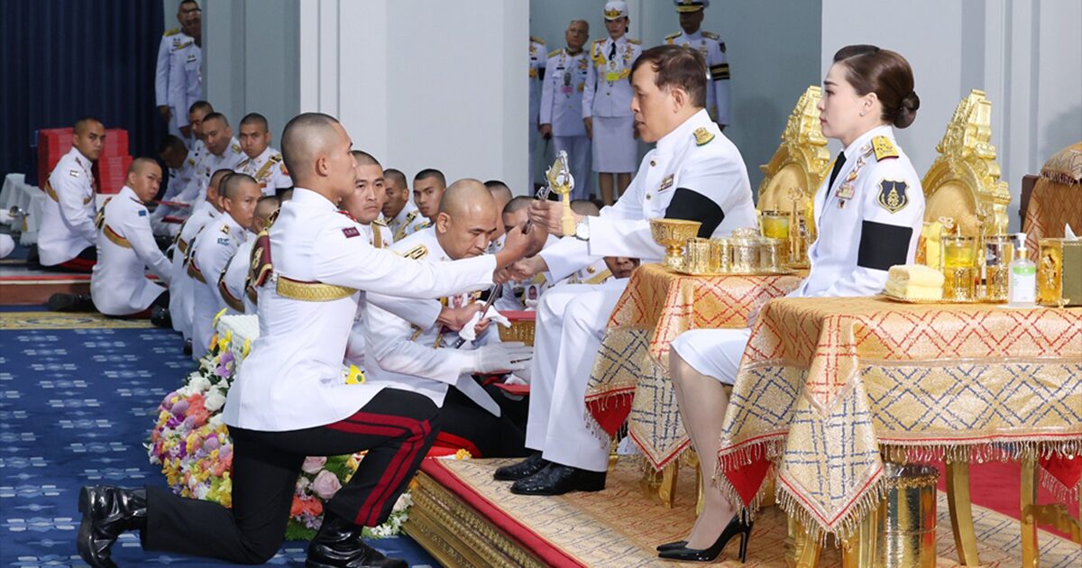 ในหลวง-พระราชินี พระราชทานกระบี่ผู้สำเร็จการศึกษาโรงเรียนนายร้อย 3 เหล่าทัพ