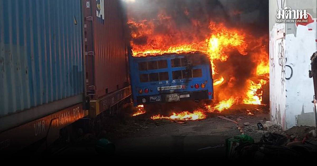 ระทึก รถไฟชนรถเมล์ ไฟลุกท่วม หน้าแอร์พอร์ตลิงก์มักกะสัน ดับแล้ว 8