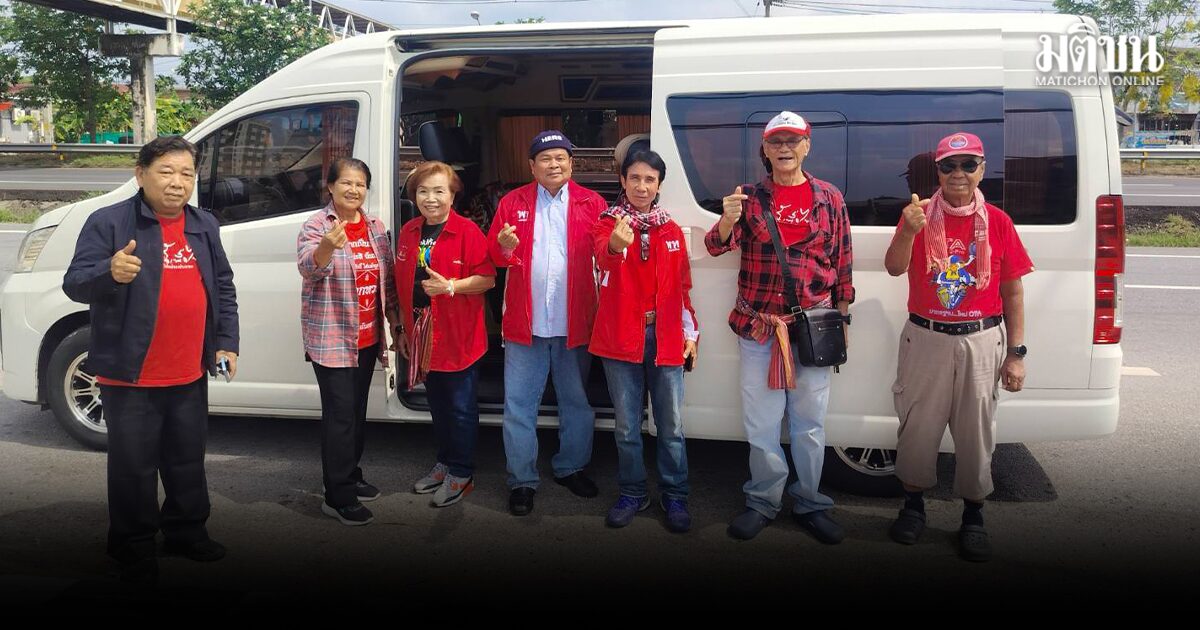 เสื้อแดงโคราช-ขอนแก่นกว่า 200 คน เหมารถตู้นอนรอรับ ทักษิณ หน้าเรือนจำกลางคลองเปรม
