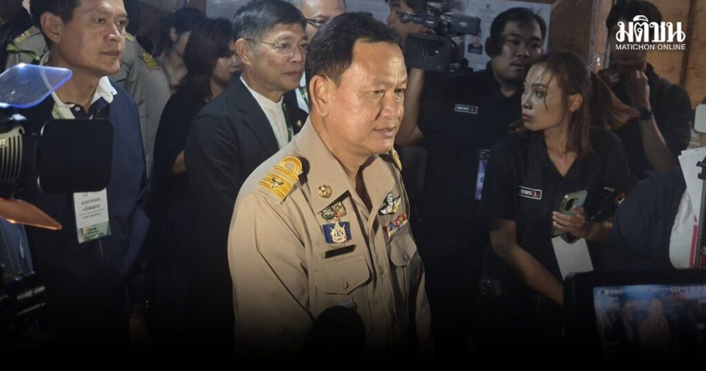 กทม.แจงครบ ปม พ่อเท้ง-คริส จัดเก้าอี้พรึบลานคนเมืองรอแถลง 3 ทุ่มครึ่ง