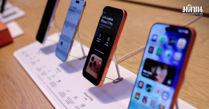 FILE PHOTO: iPhone 17 series phones goes on sale at the Apple Store in New York City
