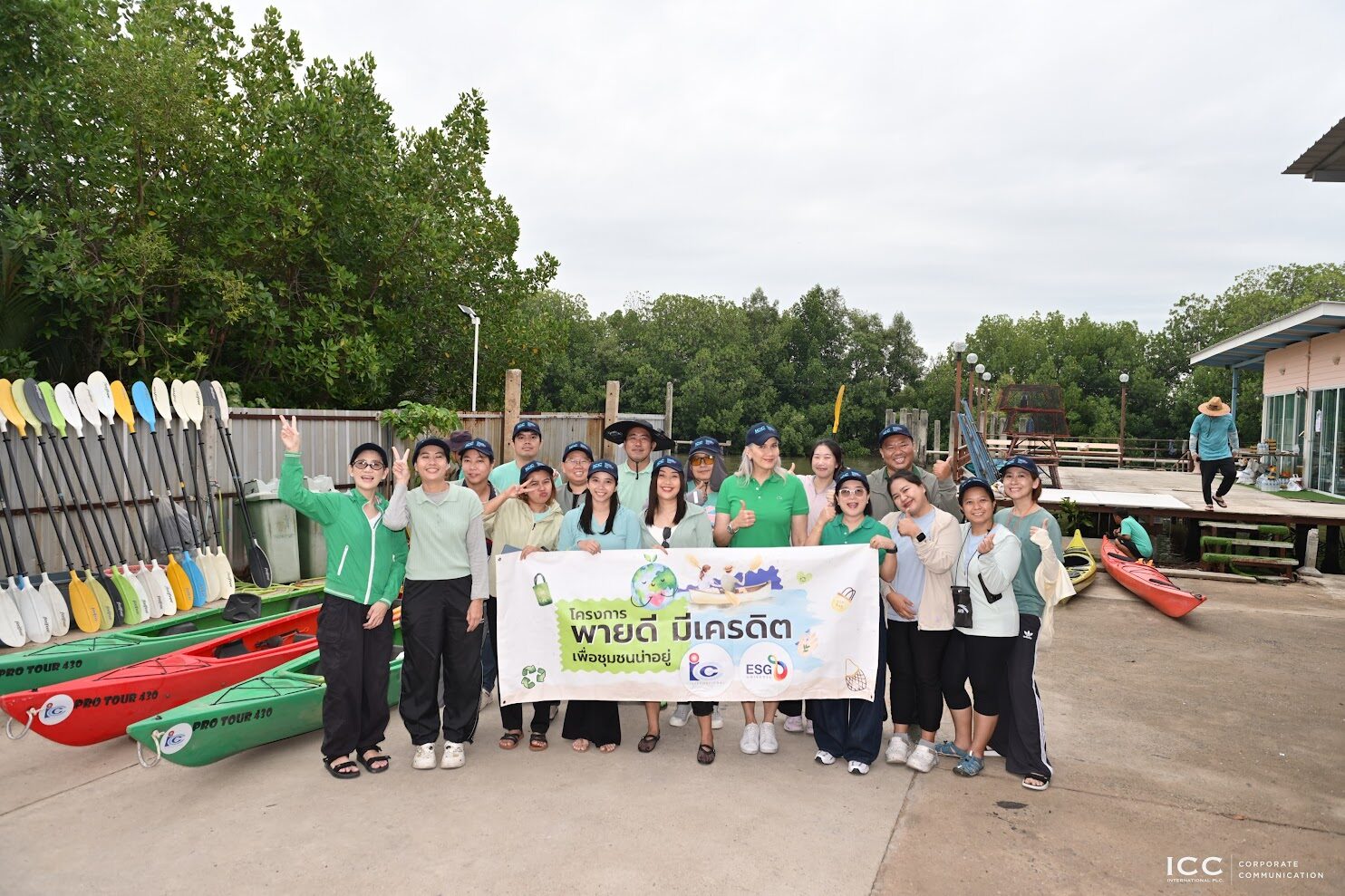 ICC Green Legacy เดินหน้าภารกิจรักษ์สิ่งแวดล้อม พายเรือเก็บขยะ ฟื้นฟูปากอ่าวคลองสรรพสามิต เขตบางขุนเทียน