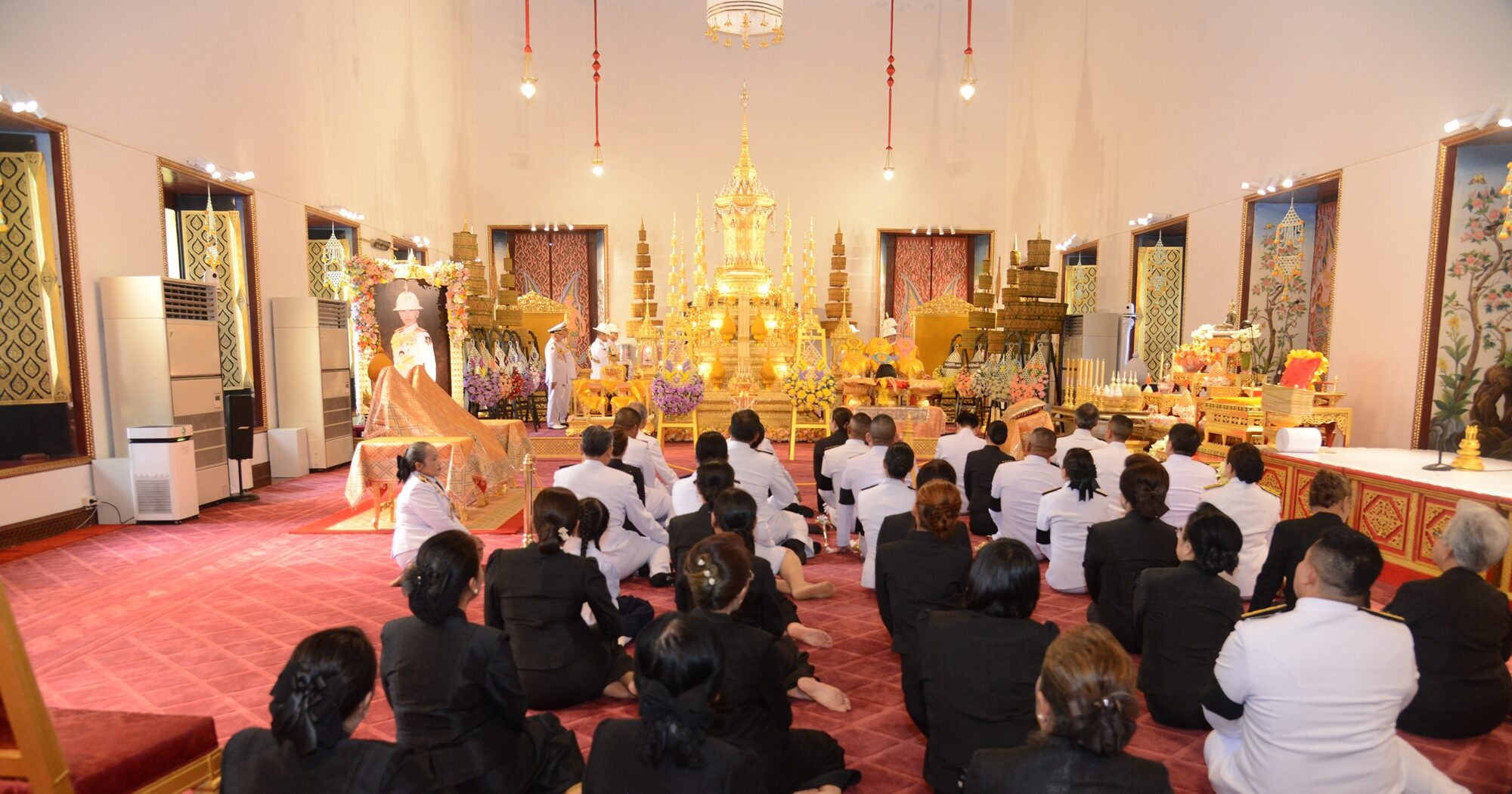 ปักหลักรอข้ามคืน พสกนิกรหลั่งไหล ถวายสักการะพระศพ ‘เจ้าฟ้าพัชรกิติยาภาฯ’ วันแรก ณ พระที่นั่งพิมานรัตยา