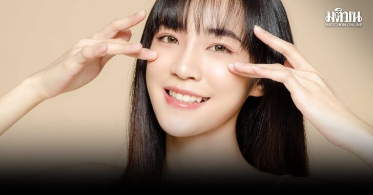Asian woman with a beautiful face and fresh, smooth skin is dressed in pink.