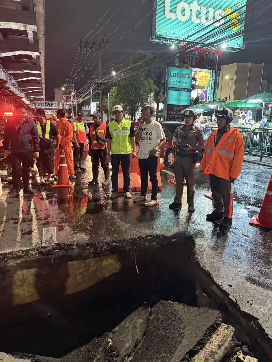 ถนนทรุด