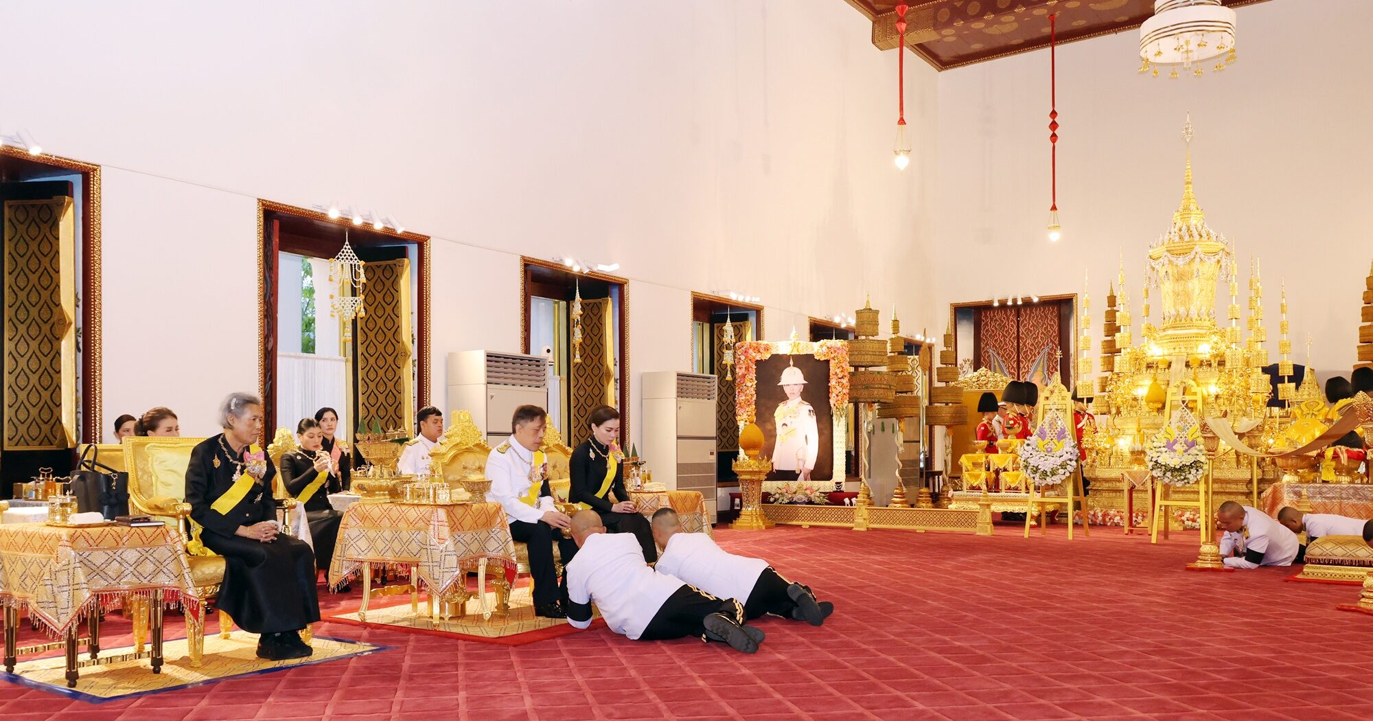 ในหลวง-พระราชินี พระราชทานน้ำสรงพระศพ และทรงบำเพ็ญพระราชกุศลพระศพ ‘เจ้าฟ้าพัชรกิติยาภาฯ’