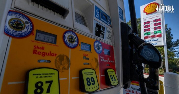 FILE PHOTO: Trump calls for probe into gasoline price 'gouging' ปั๊มน้ำมัน