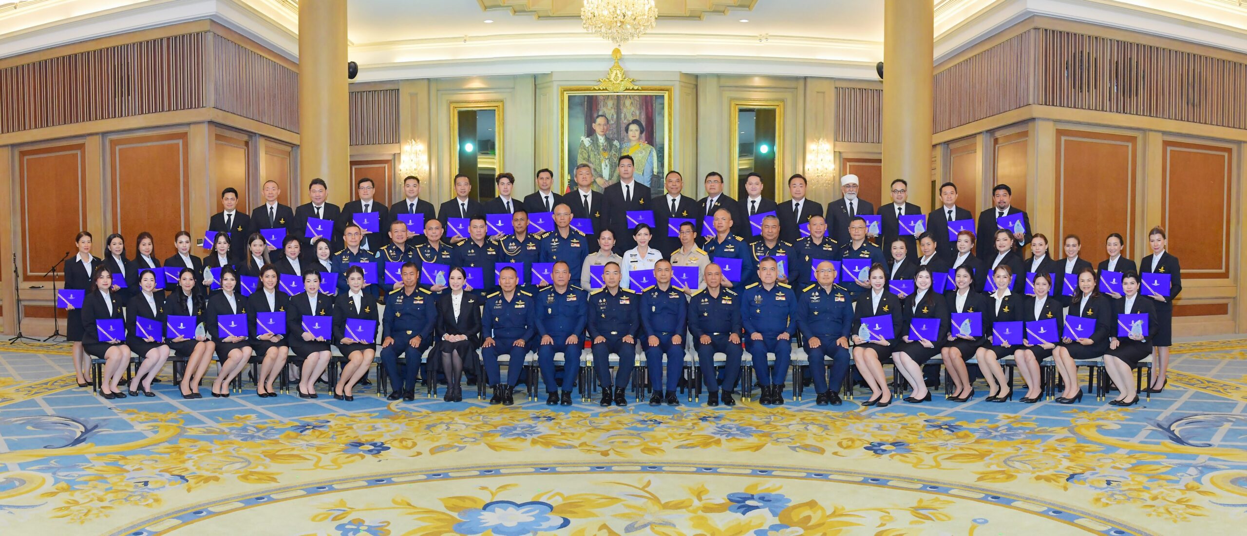 ผบ.ทอ. ประธานพิธีปิดโครงการฝึกอบรมหลักสูตร พสบ.ทอ. รุ่นที่ 20 ‘มาดามเปิ้ล’ นำกก.ชมรมร่วมแสดงความยินดี