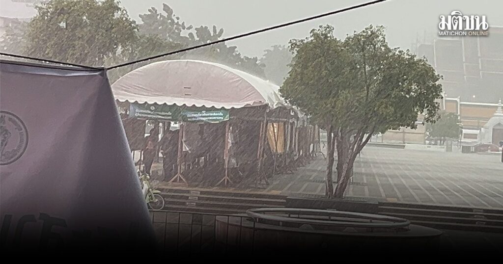 ฝนถล่มกรุง ชม. สุดท้ายก่อนปิดหีบ ชาวบ้านขอผู้ว่าฯ ใหม่ ดูแลขอทาน-หาบเร่ ชวนใช้สิทธิก่อน 5 โมงเย็น