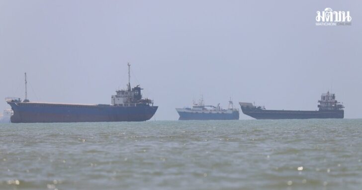 Vessels in the Strait of Hormuz near the beach of Bandar Abbas