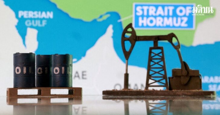 FILE PHOTO: Illustration shows 3D printed oil pipeline and map showing the Strait of Hormuz and Iran