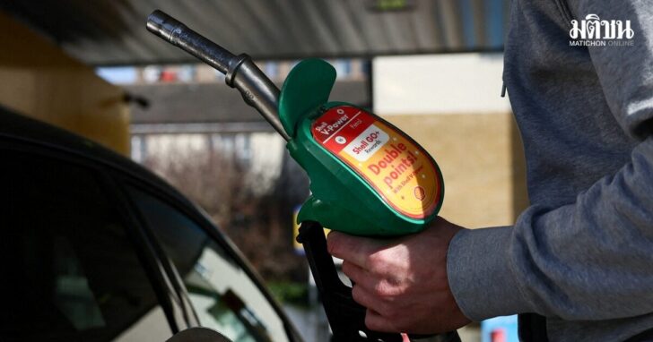 FILE PHOTO: A motorist returns the petrol pump after filling their car with fuel at a petrol station, as the price of oil and gas has surged amid the conflict in the Middle East, in London