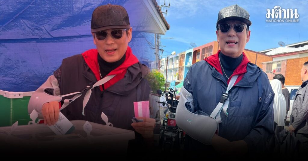 เบิร์ด ธงไชย หามร่างออกจาก รพ. เข้าคูหาเลือกตั้ง ฝากผู้ว่าฯกทม. ‘ดูแลคนแก่-ขอให้ท่านรักพวกเรา’