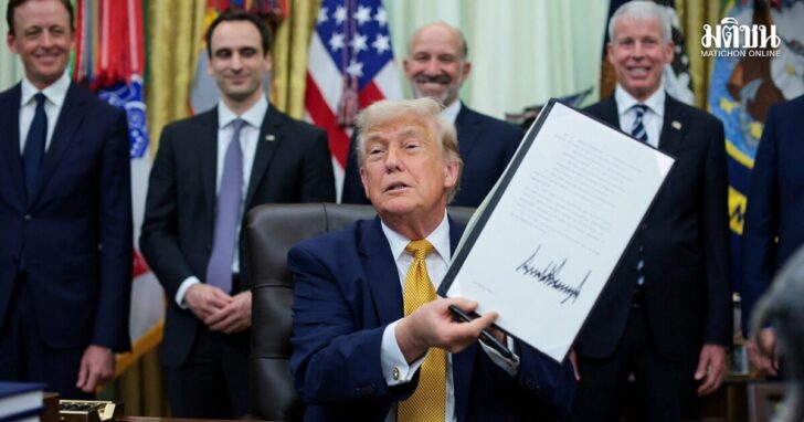 U.S. President Trump signs an executive order in the Oval Office at the White House, in Washington ทรัมป์