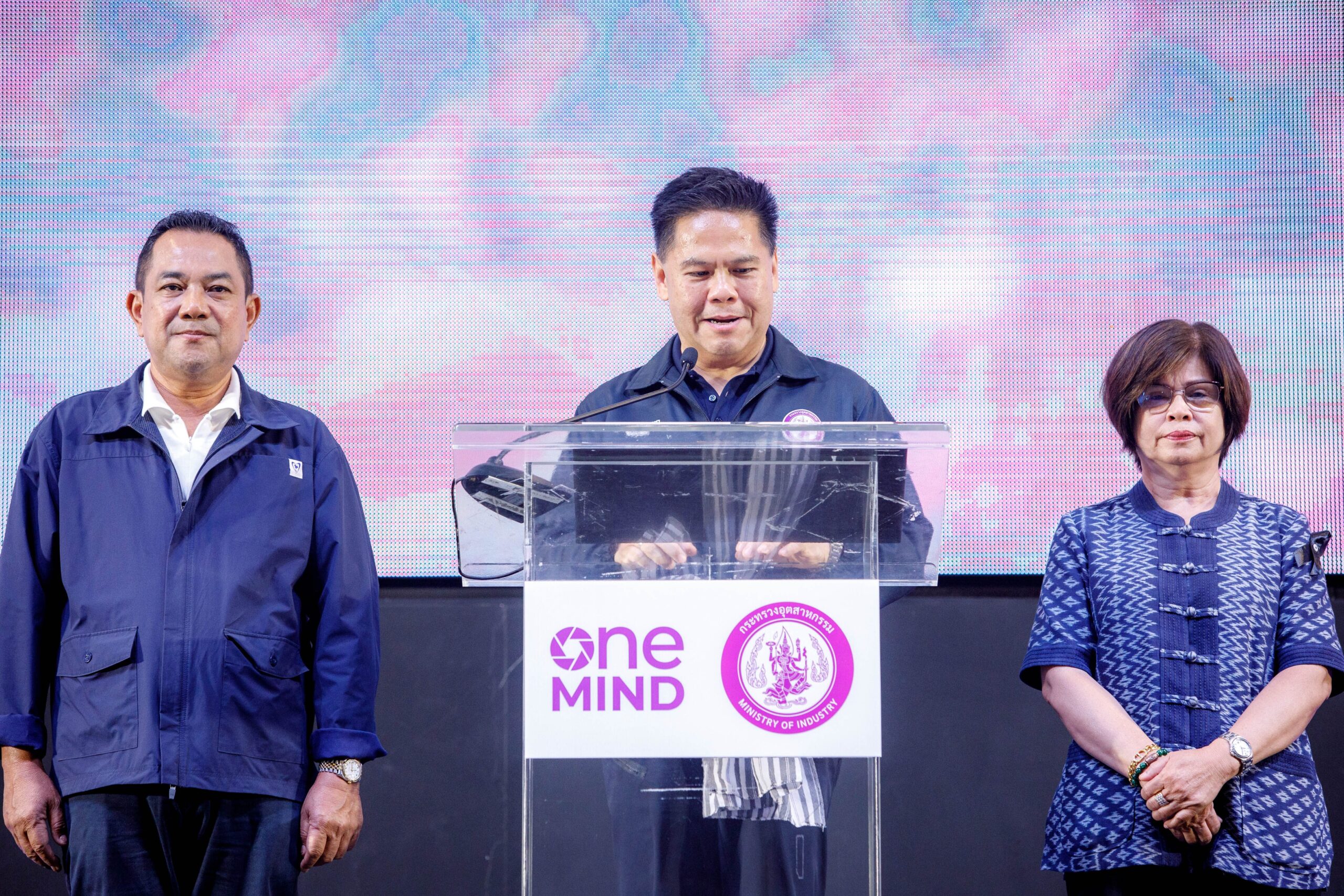 วราวุธ ศิลปอาชา รัฐมนตรีว่าการกระทรวงอุตสาหกรรม