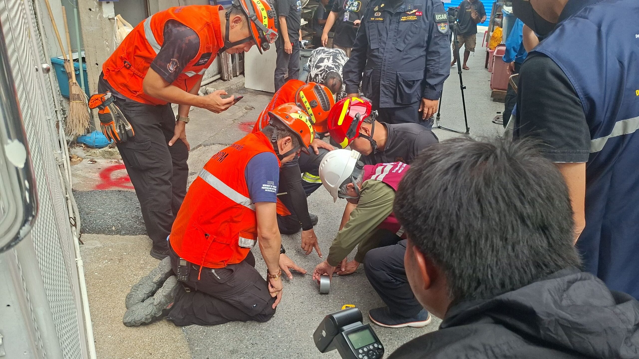 อาคารทรุดใกล้ MRT