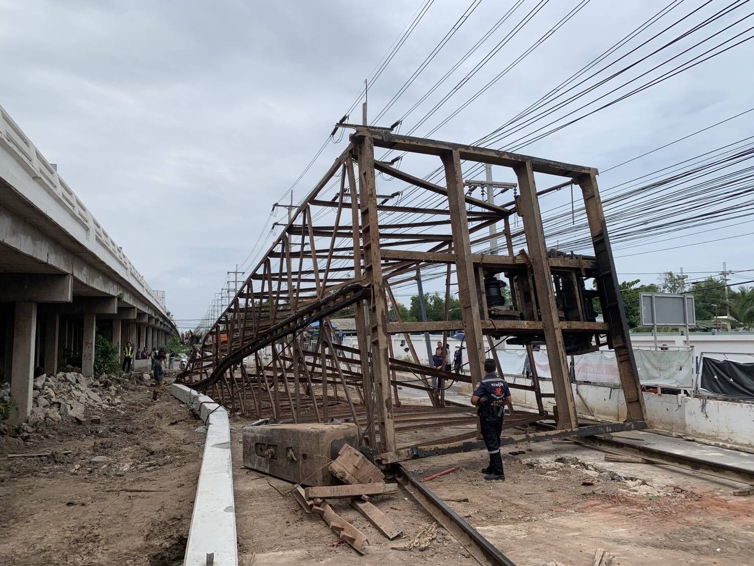 ปั้นจั่นถล่ม