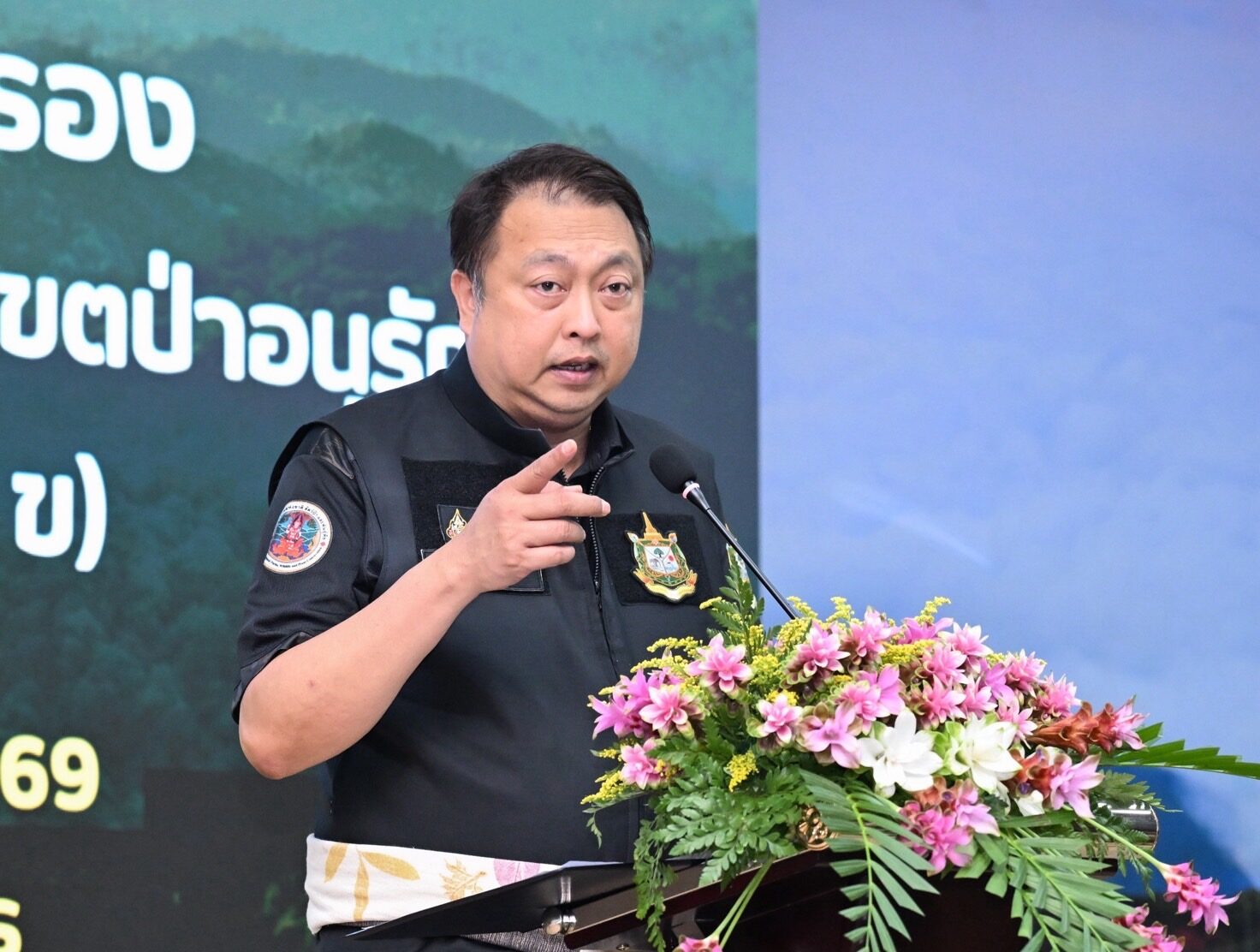 “รมว.สุชาติ” สั่งขยายผลจับกุมขบวนการค้าไม้เถื่อน ล่านายทุนข้ามชาติ ปราบเด็ดขาด (ประมาณ 80 ตัวอักษร)