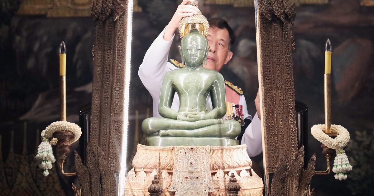 ในหลวง พระราชินี ทรงเปลี่ยนเครื่องทรงฤดูร้อนเป็นเครื่องทรงฤดูฝน ถวายพระแก้วมรกต