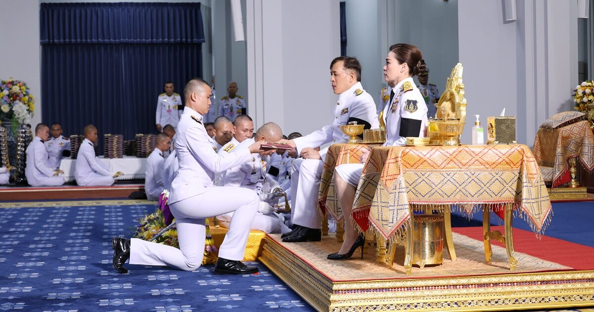 ในหลวง พระราชินี พระราชทานกระบี่และปริญญาบัตร แก่ผู้สำเร็จการศึกษา รร.นายร้อยตำรวจ