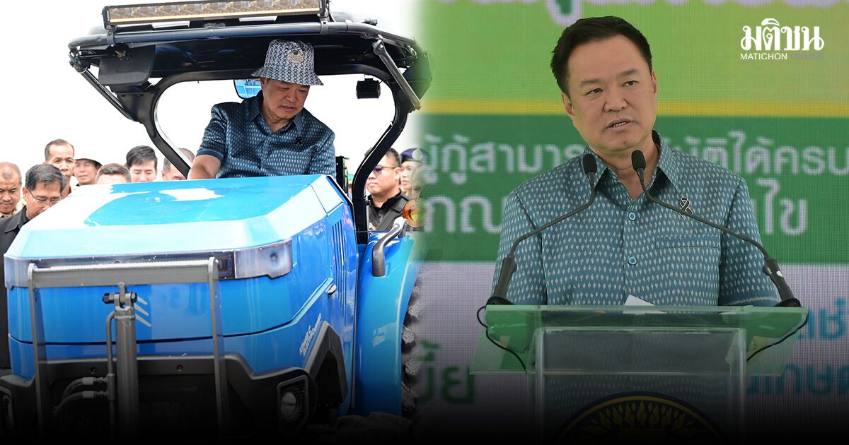 นายกฯ คิกออฟ สินเชื่อดอกเบี้ยคนละครึ่ง สร้างโอกาสให้เกษตรกร ทดลองขับรถแทรกเตอร์ฝีมือคนไทย