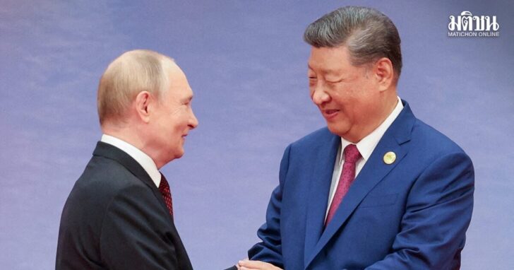 FILE PHOTO: Chinese President Xi welcomes Russian President Putin at SCO summit in Tianjin ปูติน