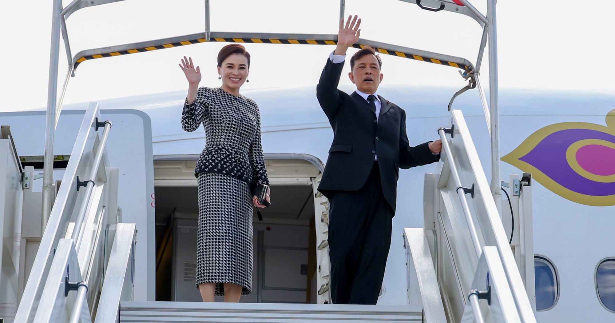 ในหลวง-พระราชินี เสด็จฯ กลับถึงไทย เสร็จสิ้นการเสด็จฯ เยือนฝรั่งเศส สัมพันธไมตรีแน่นแฟ้น 340 ปี
