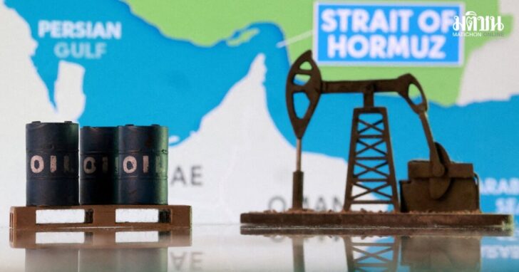FILE PHOTO: Illustration shows 3D printed oil pipeline and map showing the Strait of Hormuz and Iran