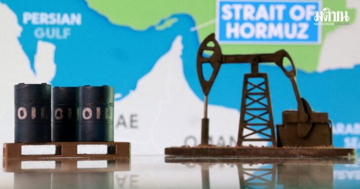 FILE PHOTO: Illustration shows 3D printed oil pipeline and map showing the Strait of Hormuz and Iran