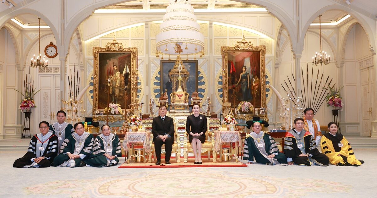 ในหลวง–พระราชินี ทรงรับทูลเกล้าฯ ถวายปริญญาดุษฎีบัณฑิตกิตติมศักดิ์ ยกย่องพระวิสัยทัศน์การพัฒนาที่ยั่งยืน