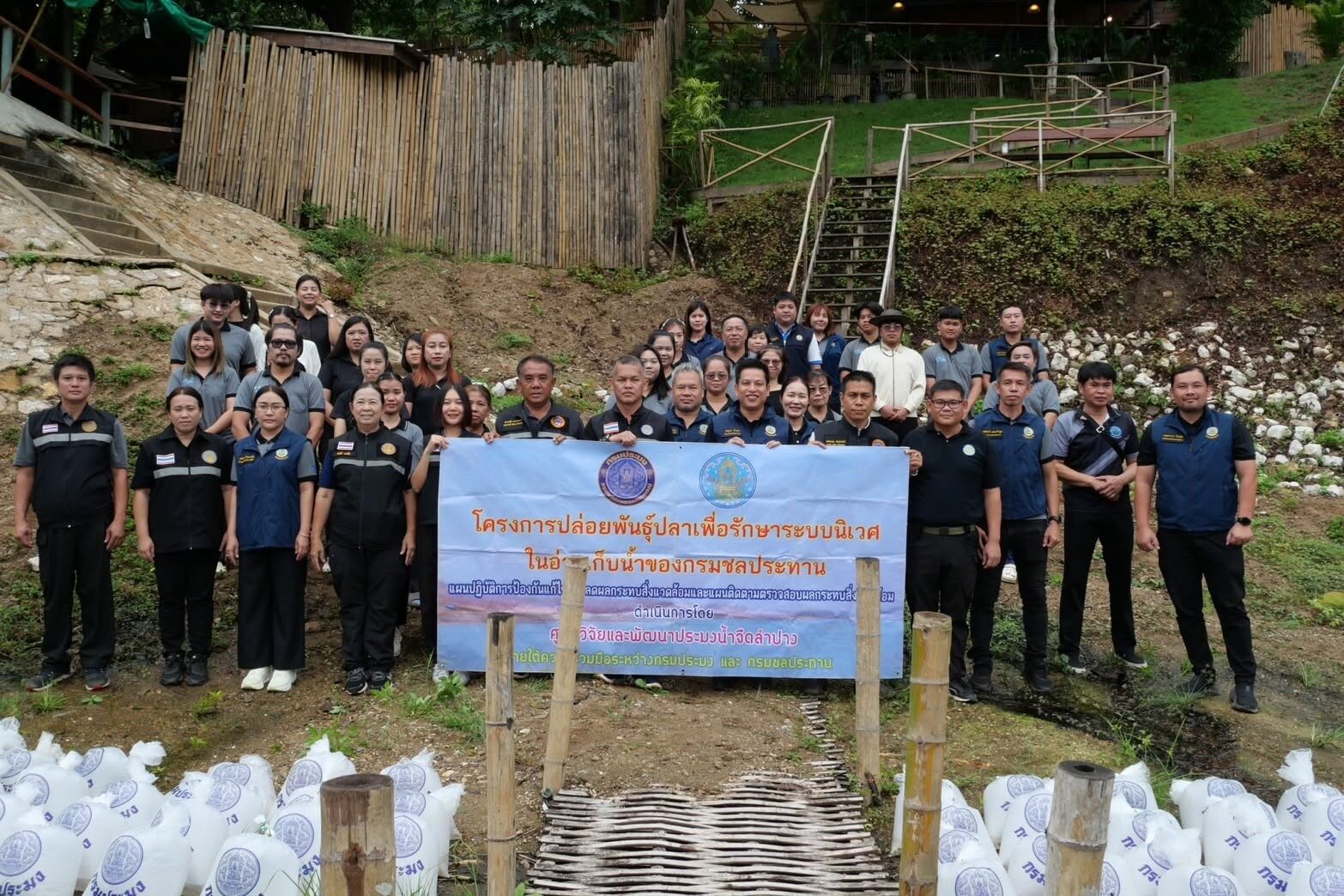 กรมชลประทานร่วมอนุรักษ์ทรัพยากรธรรมชาติ ปล่อยพันธุ์ปลาน้ำจืดฟื้นฟูระบบนิเวศท้ายเขื่อนกิ่วลม สร้างความสมดุลแหล่งน้ำอย่างยั่งยืน