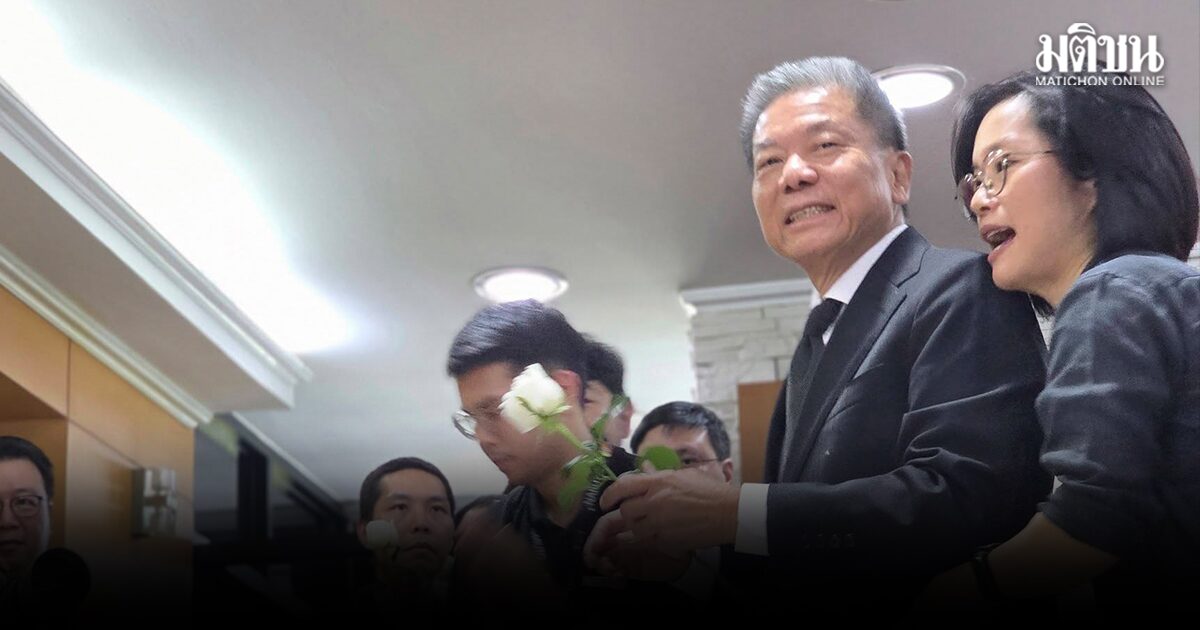 3กสทช.วอล์กเอาต์ หลัง นพ.สรณ โผล่ร่วมประชุม สมาคมทีวีดิจิทัล ห่วงมติมีปัญหา ขรก.มอบดอกไม้อื้อ