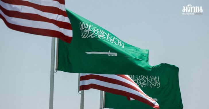 FILE PHOTO: U.S. and Saudi flags flutter along a highway of Riyadh ahead of the arrival of U.S. President Donald Trump to Riyadh, Saudi Arabia