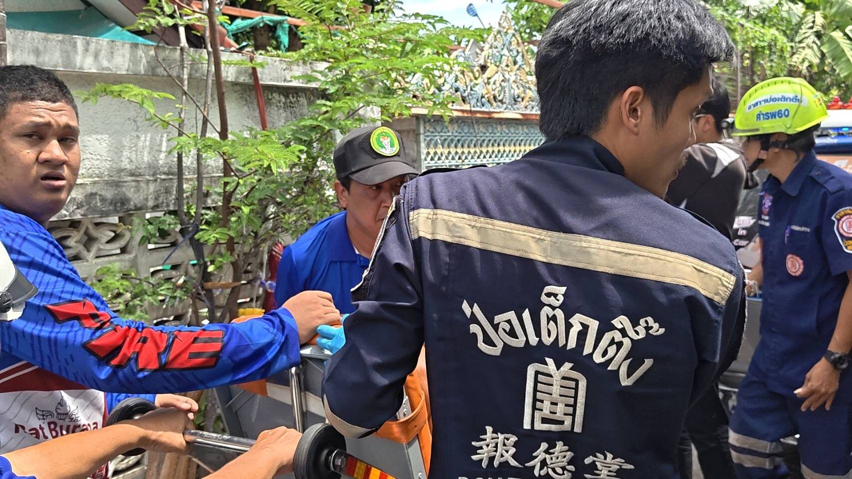 ฝูงผึ้งหลวงแตกรัง