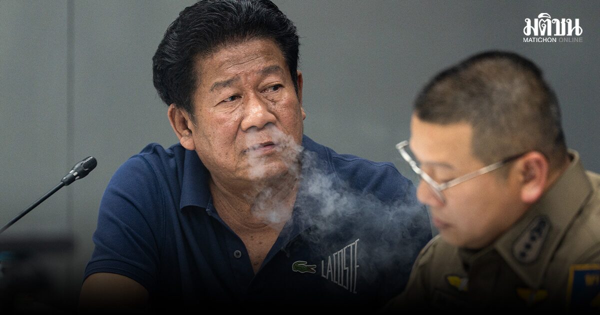 วิจารณ์เดือด ตร.ปล่อย ฉลอง เรี่ยวแรง สูบบุหรี่ในห้องประชุมสภ.รัตนาธิเบศร์-ไม่ใส่กุญแจมือ