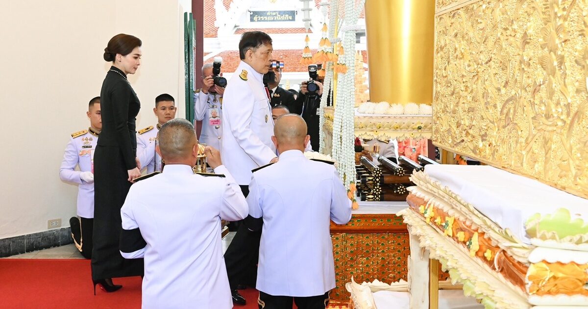 ในหลวง พระราชินี เสด็จฯ ไปพระราชทานเพลิงศพ ศ.นพ.สงคราม และคุณหญิงสุมนา ทรัพย์เจริญ
