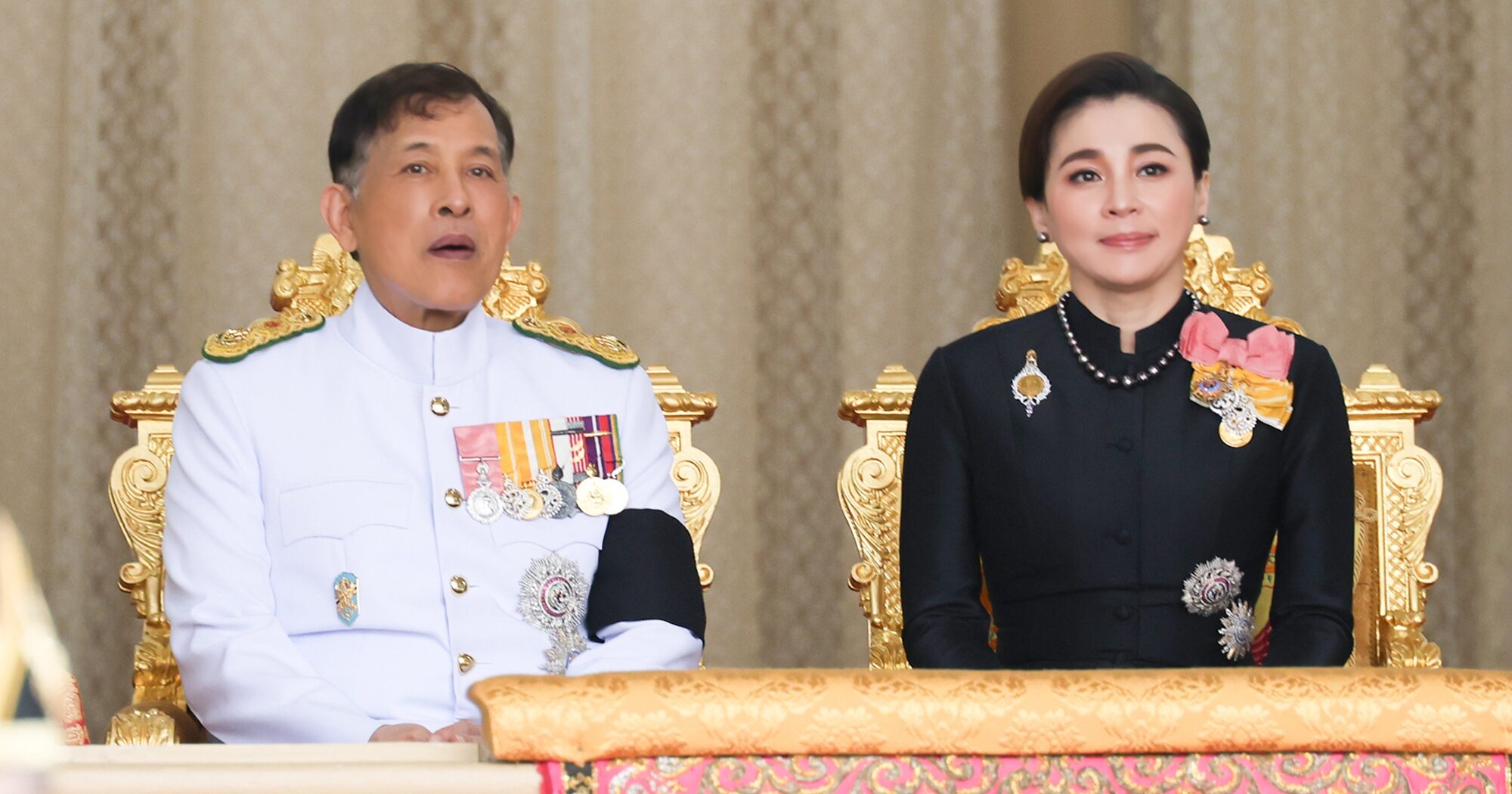 ในหลวง พระราชินี เสด็จฯ ไปพระราชทานเพลิงศพ ศ.นพ.สงคราม และคุณหญิงสุมนา ทรัพย์เจริญ