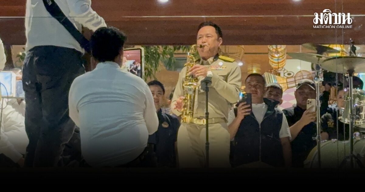 อนุทิน แจมวงดนตรี โชว์เป่าแซกโซโฟน ก่อนเดินเมืองเก่าสงขลา เล็งนำสายไฟลงดิน