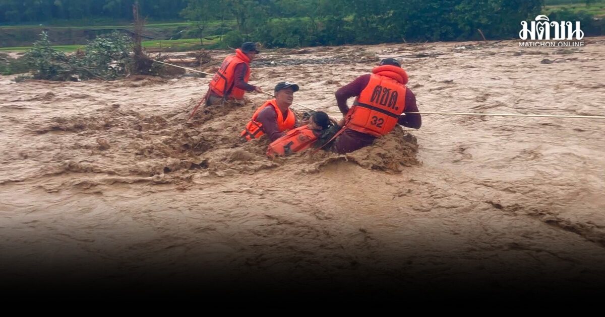 น้ำป่าทะลักน่านอ่วม! ตชด.ลุยช่วย 3 ชีวิตติดค้างในบ้านพัก แขวงทางหลวง แจ้งเส้นทางน้ำท่วม