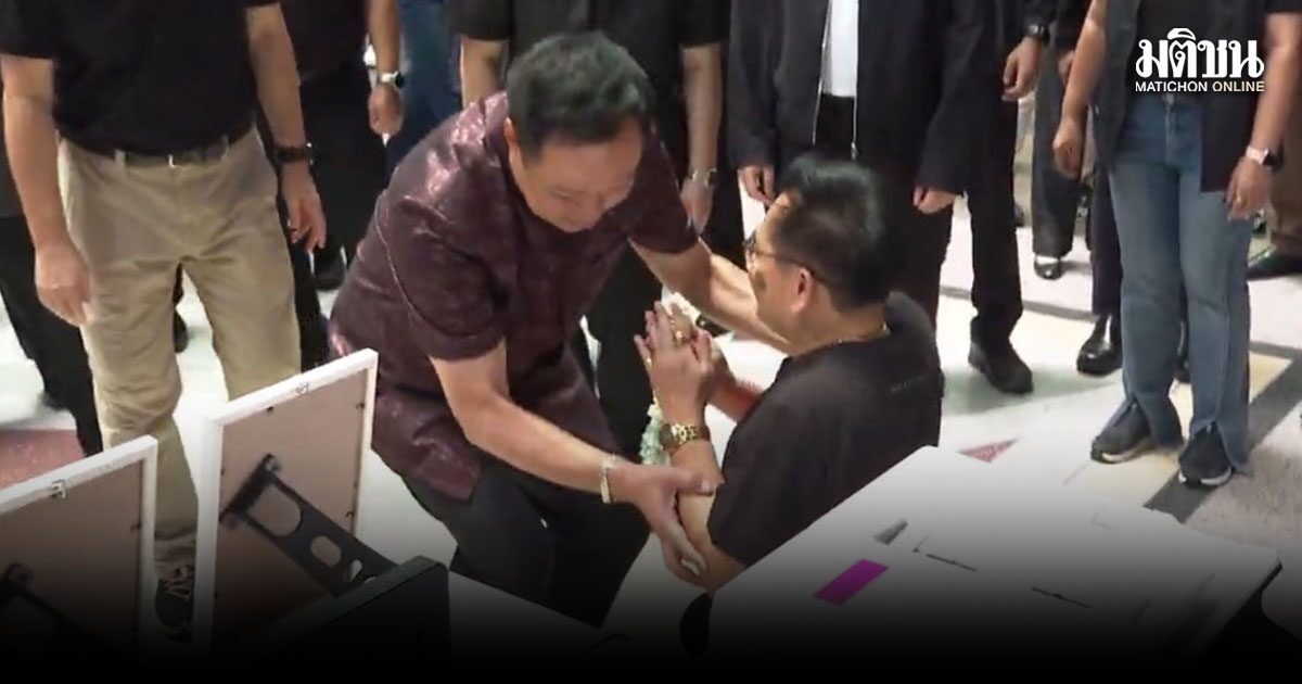 เจ้าหน้าที่ไปรษณีย์ รุดหาอนุทิน กลางหัวลำโพง ถือพวงมาลัยขอบคุณ เคยบินส่งหัวใจให้