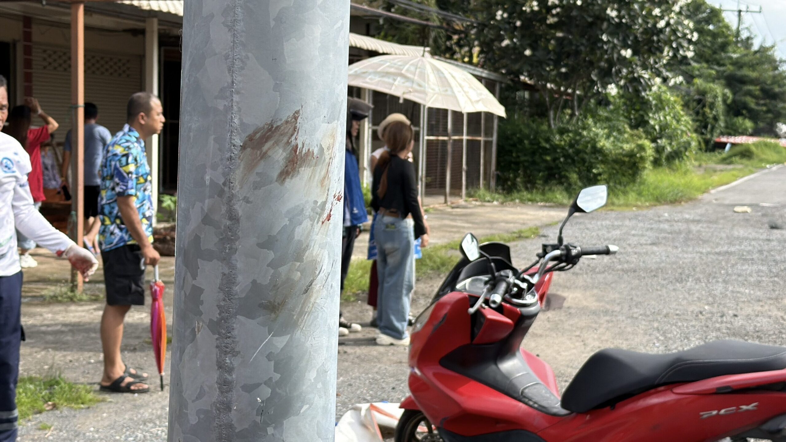 ชนเสาไฟฟ้า