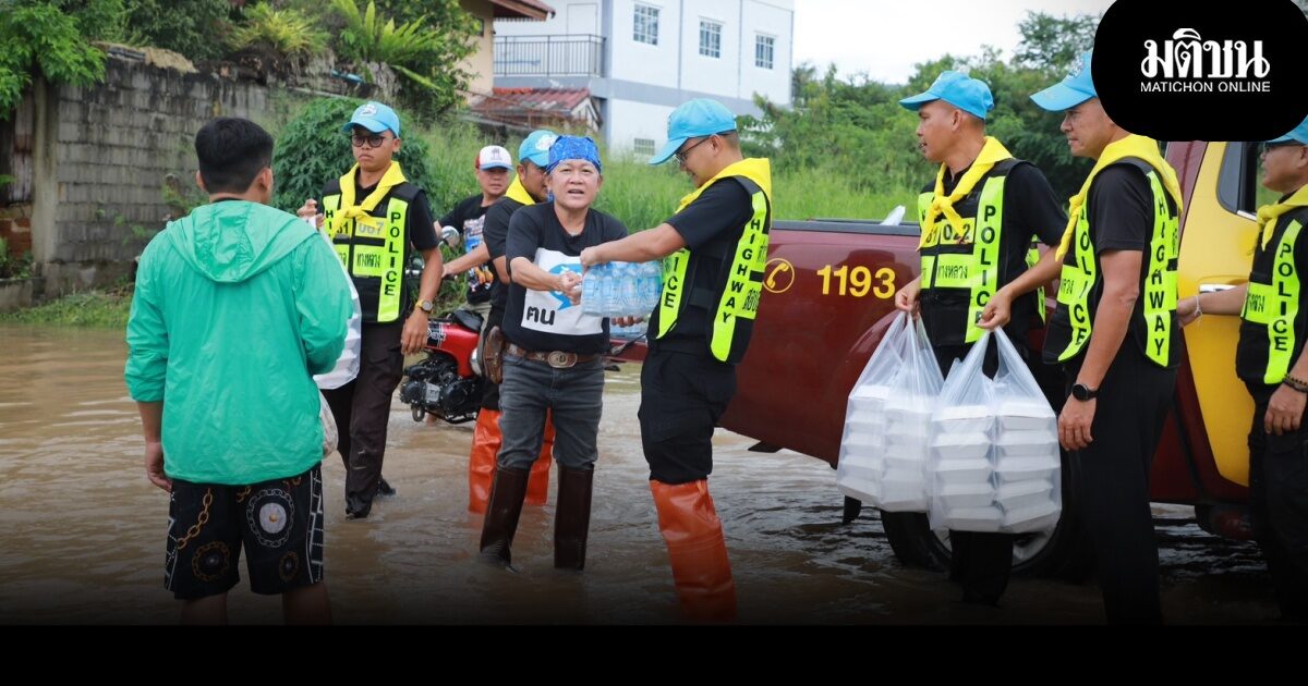 CIB ตั้งโรงครัวตำรวจทางหลวงปากช่อง ปรุงอาหารแจกผู้ประสบภัยน้ำท่วมบ้านท่ามะนาว